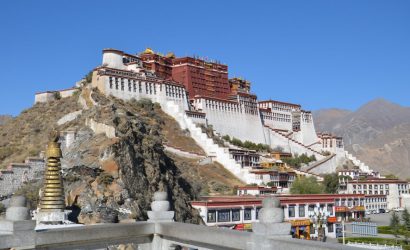 Scenic mountain landscape in Tibet – perfect for holiday activities and cultural tours